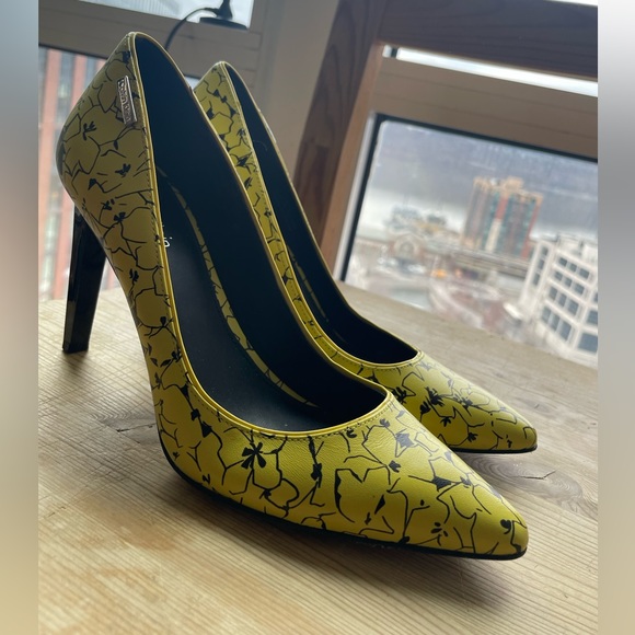 Calvin Klein Rare Black and Yellow Floral Print Heels - Picture 9 of 11